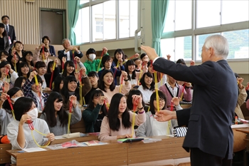 写真：大勢の学生の前でマジックの手本を見せる河合氏