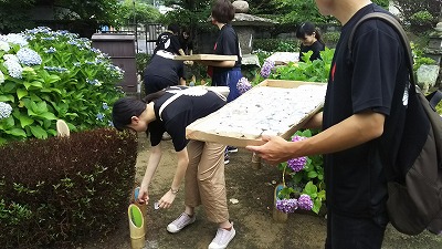 写真：竹筒の設置を手伝う学生