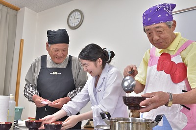 写真：地域の方と高齢者の胃にやさしい献立を調理する学生