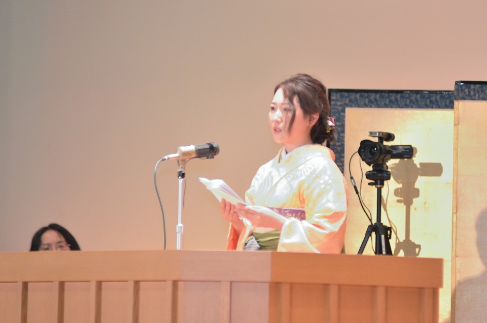 写真：卒業生代表が答辞をステージで述べる