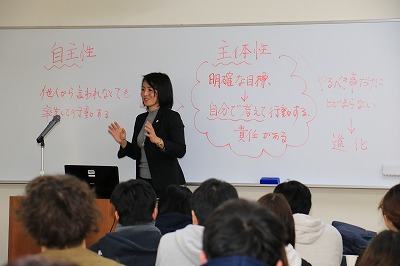 写真：壇上で講義を行う杉本先生