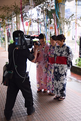 写真：テレビ局のインタビューに答える学生3名