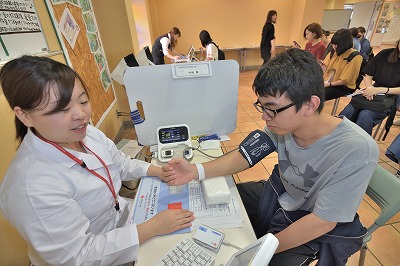 写真：献血が可能かどうか事前に問診や検査をする