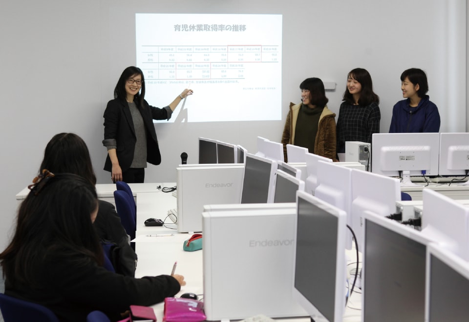 写真:発達心理学演習の授業を行う教員と、授業を受けている学生たち