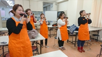 写真：手巻き寿司にかぶりつく5名の学生