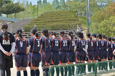 写真：試合前に整列する女子ソフトボール部の選手たち