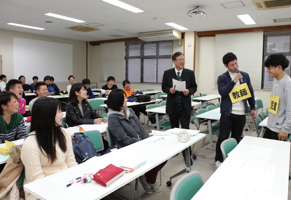 写真:教育相談。生徒がそれぞれの役に扮してカウンセリングの基礎的な演習をしている様子