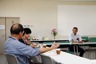 写真：横川教授とディスカッションする参加者