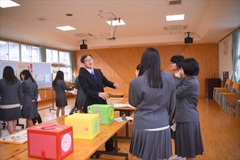 写真：クイズコーナーで高校生と話す橋本准教授