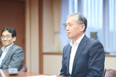 写真：笑顔で質問する谷口津山市長