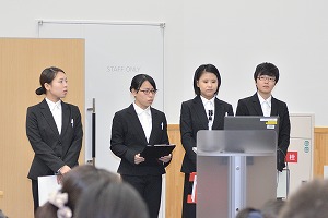 写真：卒業研究発表の様子。女子学生4名のグループ
