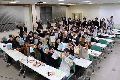 写真：社会福祉士国家試験直前集会に集まった学生と教職員の集合写真