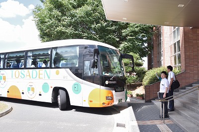 写真：バスツアーの無料送迎バスが高知から到着。