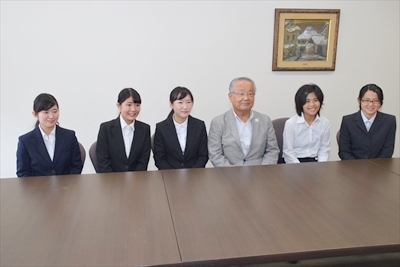写真：宮地市長と5名の学生の集合写真