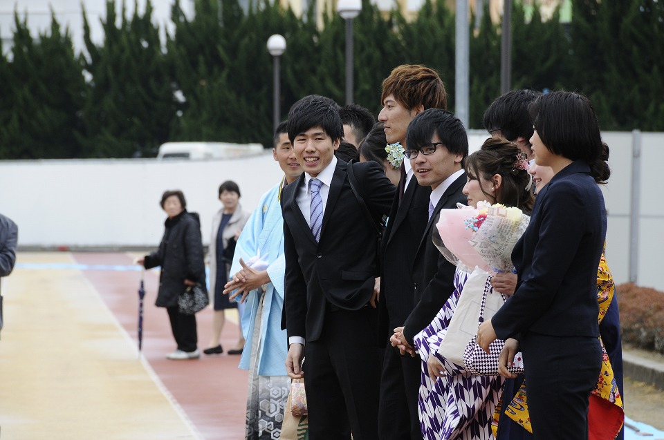 写真：卒業式後、部活動の後輩たちから見送られる陸上競技部卒業生