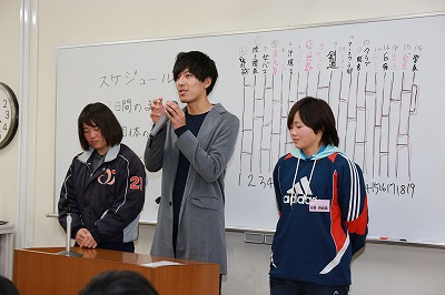 写真：壇上で豊富を述べる3名の学生