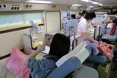 写真：学内献血の様子。献血車の中で献血している様子