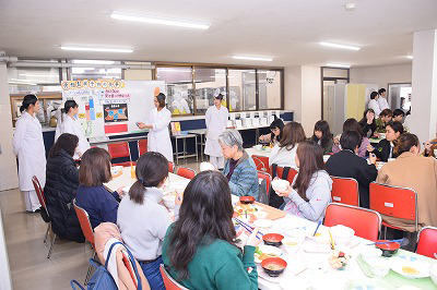 写真：栄養教育担当の学生の熱心な発表と熱心に聞き入る食事の提供を受けた学生たち
