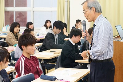 写真：学生に歩み寄り質問を投げかける堀江先生