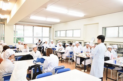 写真：手洗い実習や試食に入る前に手順について説明する橋本美由紀先生