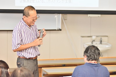 写真：公開講座で受講者と意見交換しながら講義をすすめる有岡先生