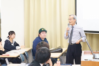 写真：学生たちと積極的に対話しながら講義する堀江先生