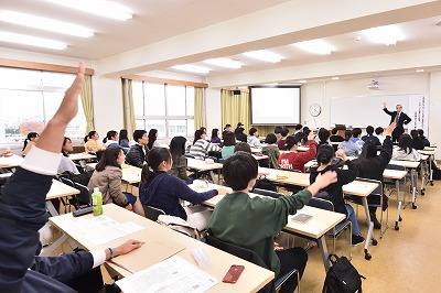 写真：堀江先生の質問に手を挙げて応える学生たち