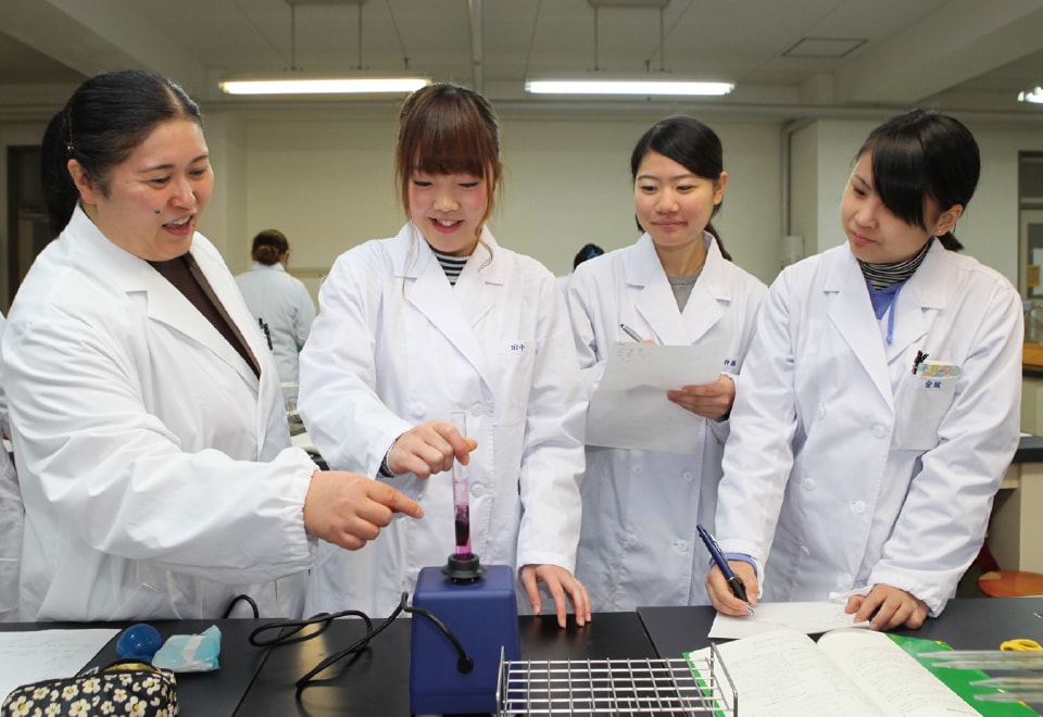 写真:食品学実験の様子