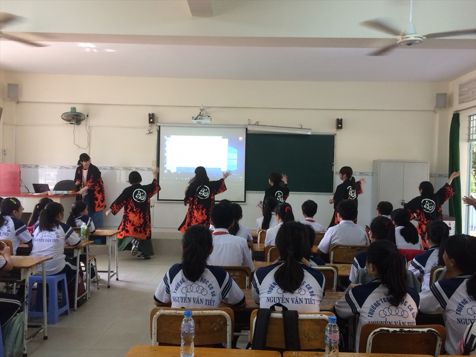 写真：教室の前方で岡山の伝統芸能のうらじゃを披露する学生たち