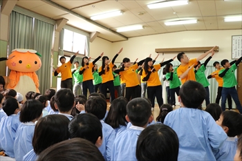 写真：踊りを踊る大勢の学生とミマッパちゃん