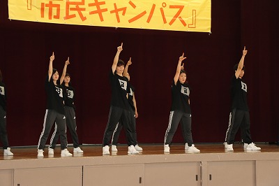 写真：ダンスパフォーマンスを披露する学生グループ津ダンスのダンス