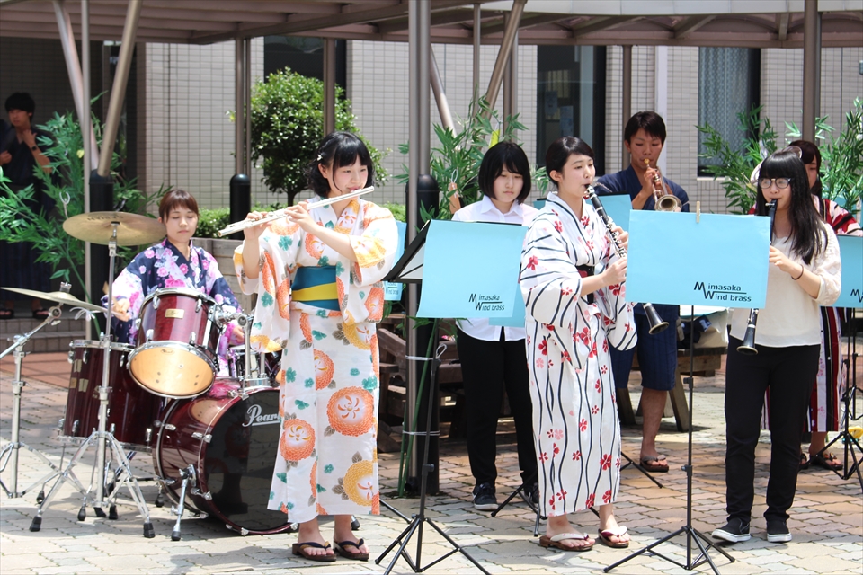 写真：浴衣を着て中庭で演奏する吹奏楽部の学生たち