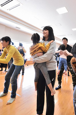 写真：親子ふれあい遊びの中で子どもと触れ合う学生