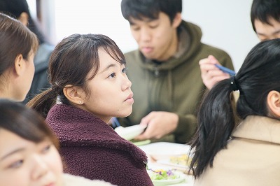 写真：栄養教育を熱心に聞き入る食事の提供を受けた学生