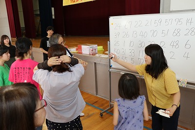 写真：ビンゴゲームを楽しむ受講者と学生たち
