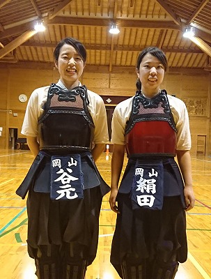 写真：本学卒業生の谷元さん、絹田さんの2人。道着を着て膝から上の写真