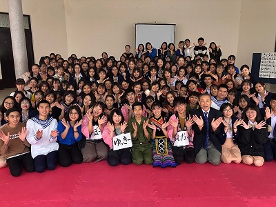 ベトナムの生徒と交流会の様子