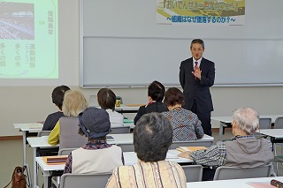 写真：講義を行う横川教授と聴講する参加者