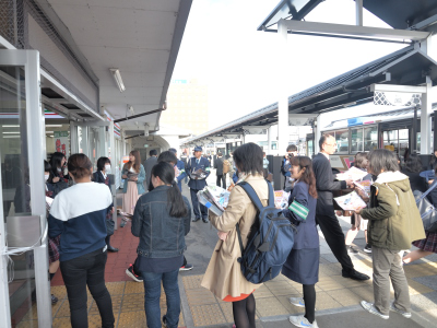 写真：津山駅入口付近でチラシ配布