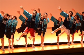 写真：両手を挙げ、勢いよくダンスを踊る大勢の学生