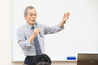 写真：身振り手振りで講義をする堀江先生