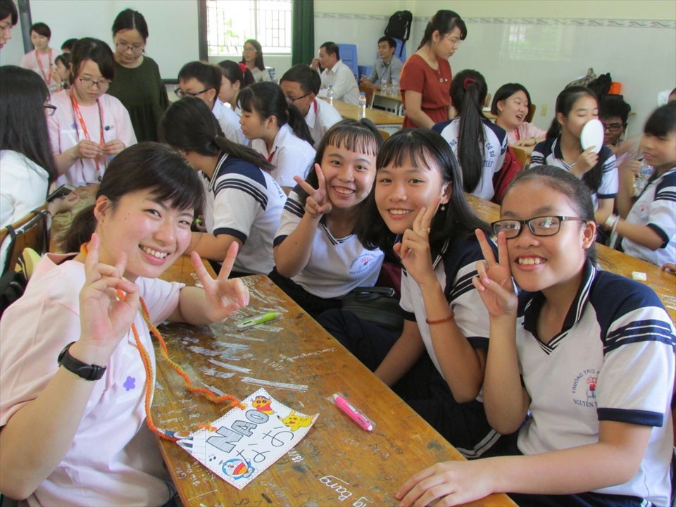 写真：笑顔を見せる3人の生徒と美作大学の学生