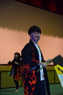 写真：岡山県人会うらじゃの披露。一人の学生の笑顔