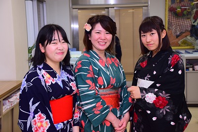 写真：g女子学生2名と女性職員1名の横並びの写真