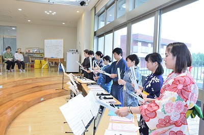写真：トーンチャイムの演奏をする学生