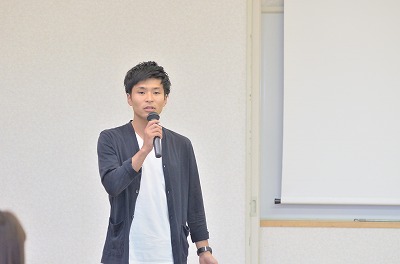 写真：児童学科卒業の小川さん。熱心に説明する姿