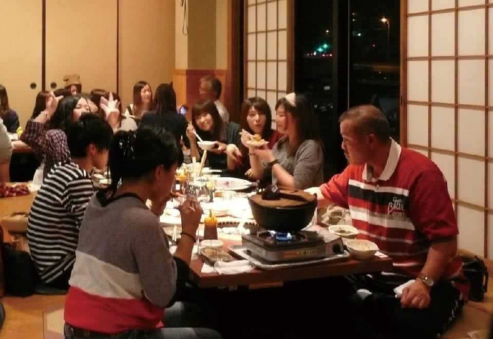 写真:里帰りトーク。友たちや先生と旧交を深める会の様子