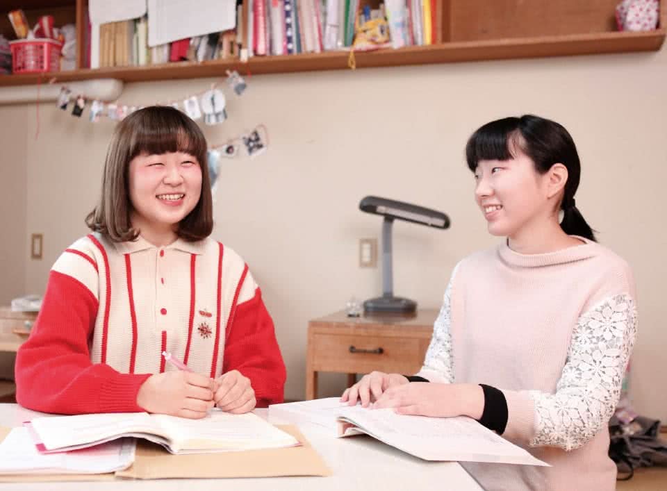写真:寮で友達を勉強をするDさん
