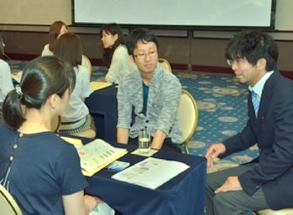 写真:地方会場出身の卒業生が参加する座談会の様子