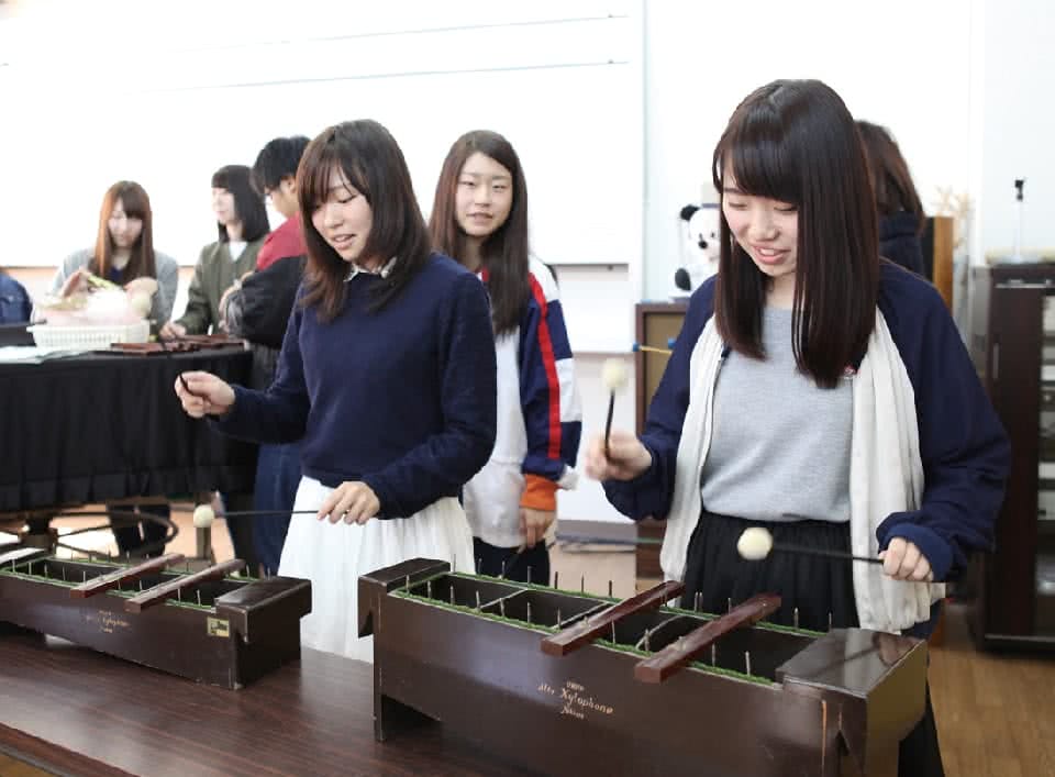 写真:楽器の演奏をする女性たち